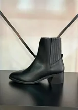 Botas cortas negras de ecocuero con paneles elásticos laterales y taco cuadrado.