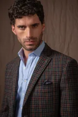 Saco slim fit The Harries Collection by Club House color beige, en tejido espiga de lana.