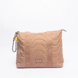 Cartera tipo tote de color khaki, con diseño acolchado de ondas y doble asa de hombro. Incluye un detalle de cordón decorativo con mosquetón en el lateral y una placa metálica pequeña en la parte inferior frontal.