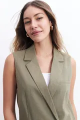 Chaleco color verde oliva con solapas clásicas, doble botonadura y bolsillos delanteros. Corte recto y sin mangas.