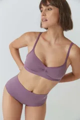 Soutien tipo bralette de microfibra sin costuras, con diseño de doble bretel regulable y detalle fruncido en el centro del escote. Cuenta con cierre de broche doble en la espalda con tres niveles de ajuste.