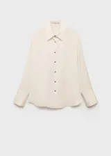 Camisa de poliéster con acabado satinado y diseño liso, cuello camisero, cierre frontal con botones y manga larga.