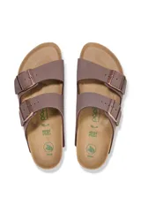 Sandalias Arizona Flex Plataform Birko-Flor color mocca, con plataforma y hebillas metálicas color cobre. Diseño de doble tira con ajuste estrecho.