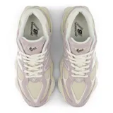 Championes New Balance modelo 9060 en tonos lila, beige y blanco, con capellada de malla y superposiciones de gamuza, entresuela esculpida y el característico logotipo "N" en el lateral.