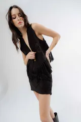 Minifalda negra de simil gamuza con costuras decorativas geométricas y cierre posterior.