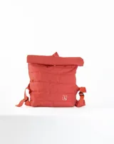 Mochila acolchada color ladrillo con cierre superior enrollable, correas ajustables y logo estampado en blanco.