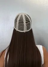 Casquete tejido a crochet color crema con detalle de cuentas colgantes.