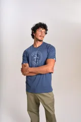 Remera de cuello redondo y manga corta, color azul, con estampado circular en el pecho que incluye el logo de la marca Original Penguin.