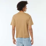 Camiseta de manga corta color beige con cuello redondo.