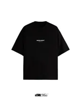 Remera negra de algodón con corte oversize y estampado en el frente con la palabra "RESILIENT" en blanco.