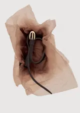 Cinturón de cuero vacuno color marrón oscuro, con hebilla metálica dorada de diseño clásico y ovalado.
