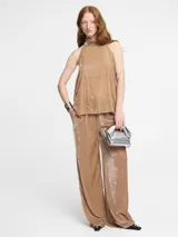Top halter de terciopelo color marrón, con cuello alto que se anuda en la espalda.