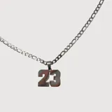 Collar plateado con cadena de eslabones y dije con el número 23.