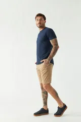 Bermuda de gabardina color gris claro, con bolsillos laterales y traseros.