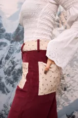 Pantalon de pana azul marino con corte semi oxford, presenta paneles laterales y bolsillos frontales con estampado floral en tonos beige.