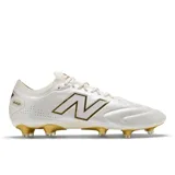 Championes de fútbol New Balance modelo 442 V3, edición limitada en color blanco perlado con detalles en dorado. Presentan una parte superior de microfibra TrueTouch de una sola pieza, cuello Hypoknit transpirable y suela de nailon con tacos cónicos para césped natural.
