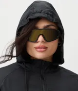 Campera rompevientos deportiva color celeste, con capucha y cordones de ajuste, cierre frontal completo, mangas largas con puños elásticos y bolsillos funcionales.