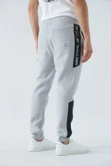 Pantalón de felpa negro con logo estampado y en goma, cintura ajustable y puños.