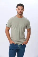 Remera lisa de manga corta y cuello redondo, color gris oscuro, de calce cómodo con pequeño logo bordado en el pecho.