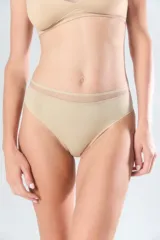 Bombacha vedetina de tiro alto con detalle de banda de tul transparente en la cintura. Confeccionada en tejido suave y elástico.