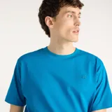 Remera New Balance de hombre modelo Athletics, color azul, de corte clásico con cuello redondo y manga corta, con pequeño logo bordado en el pecho.