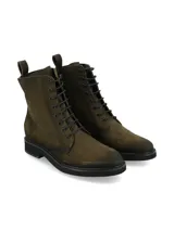 Borcego acordonado de cuero color verde oliva, con detalles metálicos, cordones oscuros y suela de EVA negra.