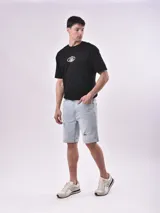 Bermuda de jean color azul claro, corte recto, con dobladillo en el ruedo.