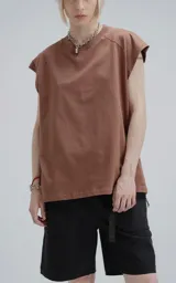 Sudadera color mocca de algodón premium, con corte extra oversize, hombros caídos y cuello redondo de rib al tono.