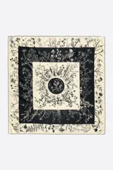 Pañuelo cuadrado de poliéster reciclado con diseño de ilustración botánica en blanco y negro, con bordes contrastantes.