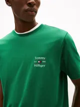 Remera de corte regular confeccionada en puro algodón, con cuello redondo y logo de Tommy Hilfiger bordado en el pecho.