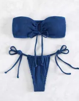 Conjunto de bikini azul acanalado, con corpiño strapless con lazo central y bombacha con tiras laterales ajustables.
