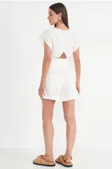 Blusa blanca crop top con mangas cortas amplias y cintura elastizada.