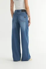 Pantalón de jean azul de corte amplio y holgado, especialmente en la zona de muslos y piernas.