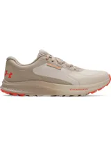 Championes de trail running Under Armour Charged Bandit TR 3, color beige con detalles en naranja. Presentan una parte superior de malla transpirable con refuerzos estratégicos, entresuela Charged Cushioning para mayor amortiguación y suela exterior con tacos técnicos para tracción en senderos.