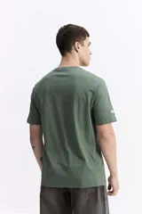 Remera verde militar de manga corta con cuello redondo y logo estampado en el pecho.
