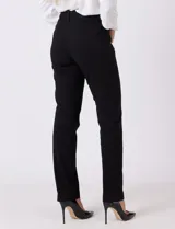 Pantalón de corte slim y tiro medio, confeccionado en gabardina. Presenta cintura estructurada con pasadores para cinturón, cierre frontal con botón metálico, bolsillos laterales curvos y bolsillo relojero. En la parte posterior cuenta con bolsillos ojal simulados.