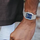 Reloj Casio modelo AQ-230 con diseño ana-digi, caja de acero inoxidable de 30mm y esfera azul. Cuenta con malla de acero tipo milanesa, manecillas para hora analógica y pantalla digital inferior para funciones adicionales.