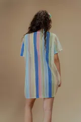 Vestido corto tejido a rayas verticales de colores pastel, con cuello camisero, cierre frontal con botones y bordado de flores de crochet.