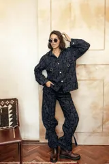 Pantalón de tiro medio azul oscuro, de corte recto, con bolsillos delanteros y traseros amplios. Posee lazos ajustables en las pantorrillas que permiten crear un efecto fruncido y tela con efecto texturizado.
