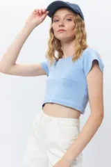 Top corto negro ajustado al cuerpo, de manga corta y cuello redondo.