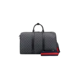 Bolso duffle Gucci GG Supreme en color negro y gris con el monograma icónico de la marca. Cuenta con detalles de cuero negro, asas superiores rígidas y una correa ajustable y desmontable con franjas en azul y rojo. Incluye etiqueta colgante de cuero.
