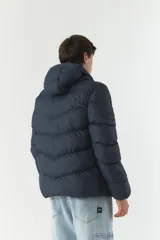 Campera puffer negra de nylon con capucha ajustable, bolsillos con cierre y logo estampado en rojo.