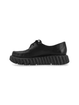 Zapato acordonado tipo mocasín de cuero negro, con suela chunky de EVA acanalada y diseño moderno.