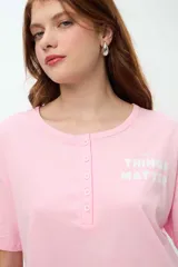 Camisón corto rosado de algodón con cuello redondo abotonado y mangas cortas. Estampado frontal con la frase 'Things Matter'.