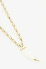 Collar con cadena dorada de eslabones cilíndricos y dije de cuerno blanco con detalle dorado en la punta.