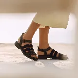 Sandalias de plataforma baja con múltiples tiras frontales y tobillera ajustable con hebilla, combinando tonos marrón, beige y texturas estampadas.