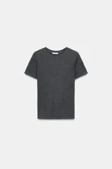 Camiseta de cuello redondo y manga corta, con corte regular fit.