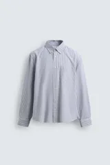 Camisa de corte regular fit confeccionada en tejido de algodón con diseño de rayas verticales. Presenta cuello abotonado, manga larga con puños abotonados, bolsillo plastrón en el pecho y cierre frontal con botones.