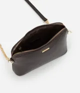 Cartera bandolera pequeña de Satinato, confeccionada en poliuretano con textura tipo cocodrilo. Presenta cierre superior con cremallera, herrajes dorados y una correa de cadena metálica desmontable.