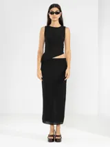 Falda midi marrón con textura plisada y corte recto.